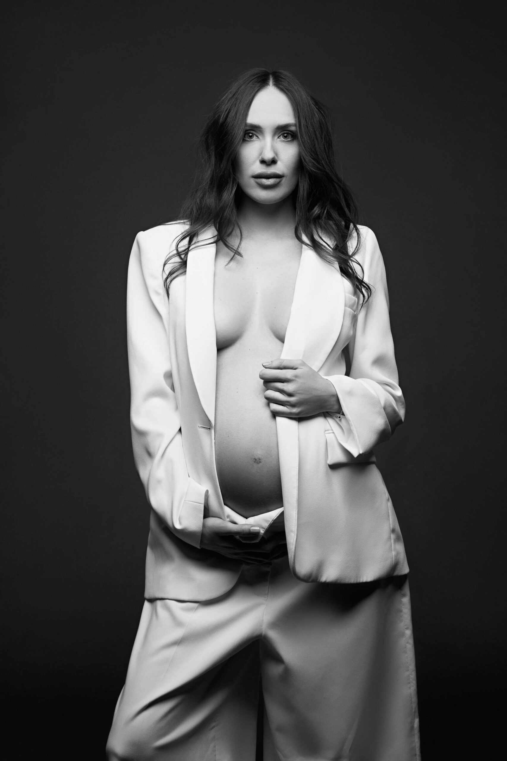 Babybauchfotografie einer schwangeren Frau im Studio in weißem Blazer in Bamberg