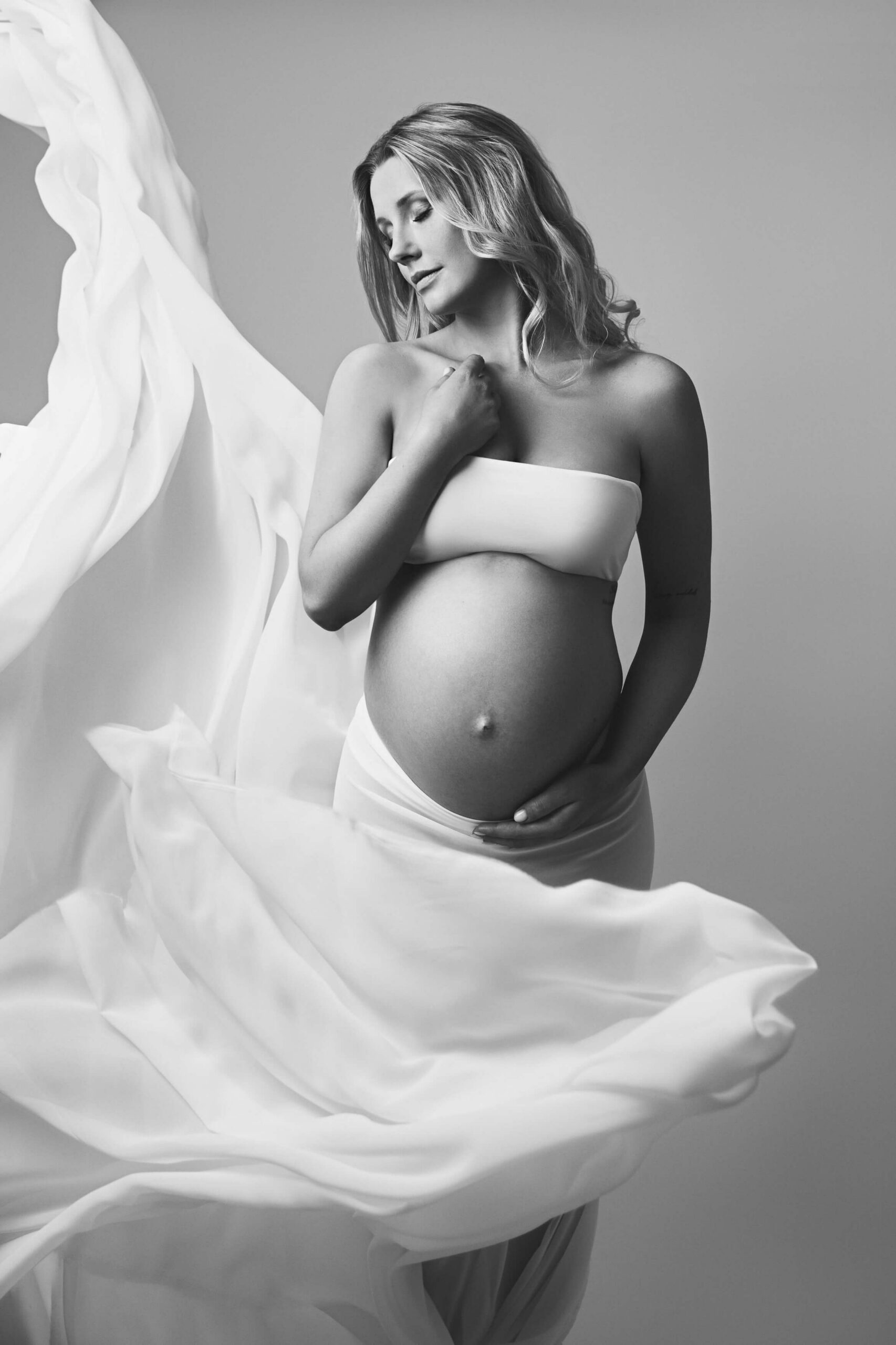 Babybauchshooting Bamberg Studio – Schwarzweiß mit Seide elegant