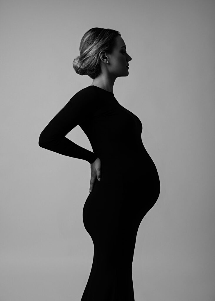 Babybauchfotografie Bamberg – Silhouette schwarzes Kleid Studio SSW 31